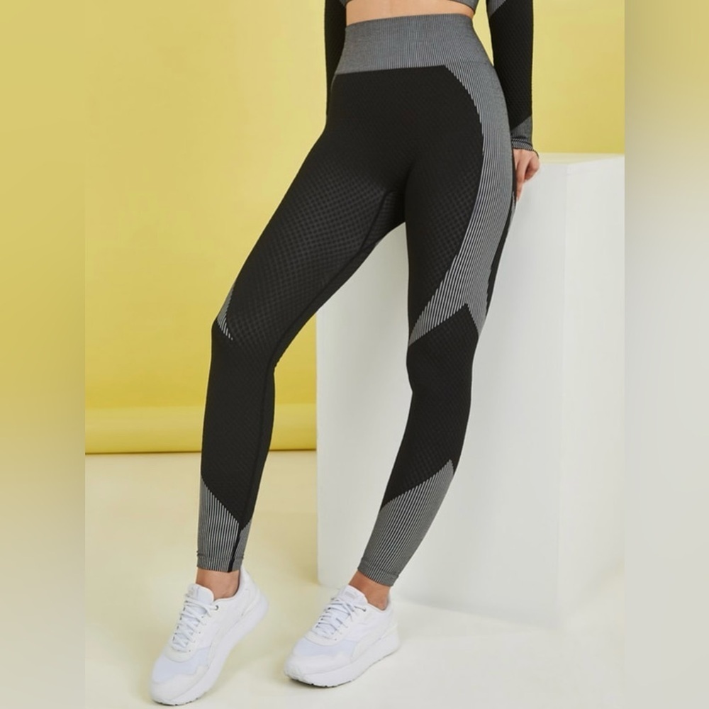Black and Gray Patterned Leggings